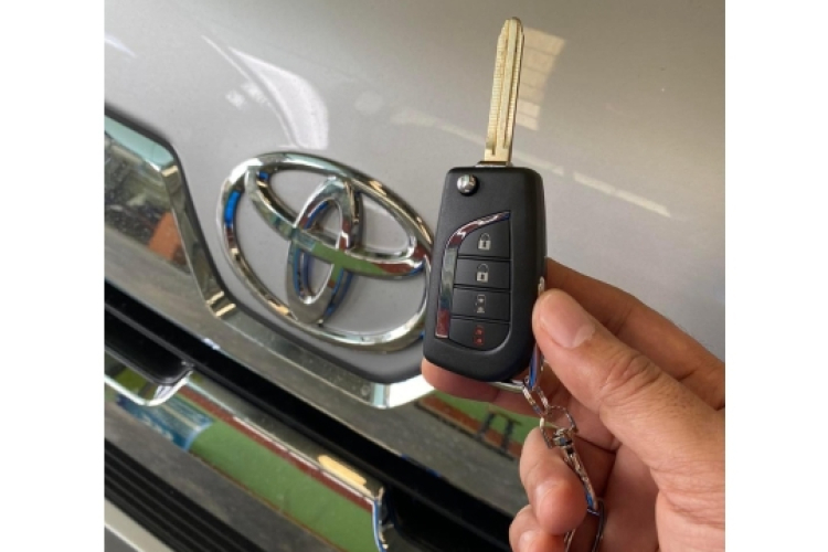 Toyota Hice Cửa lùa Âm giấu kín có ổ Hít Nhật Bản